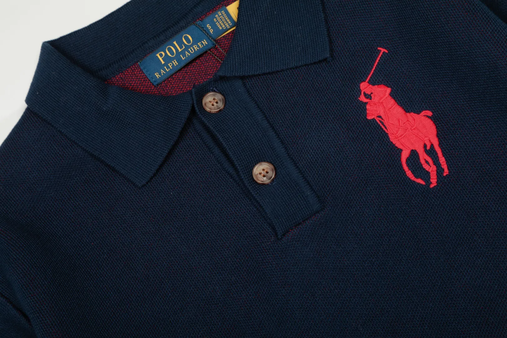 P250 Top quality" Style number: DS164# (not off the shelves all year round) [Ralph Lauren autumn and winter Malaysia embroidered logo knitted POLO lapel sweater] ✅Ralph Lauren Ralph Lauren classic basic lapel POLO same style knitted autumn and winter sweater for men and women ✅Main supplier platform live broadcast Wholesale entity Replenish when out of stock Not off the shelf ✅ZP quality 1:1 version Scan the code to enter the GF website Counter quality ✅Detailed quality is the only one in Guangzhou Imported quality cotton yarn, 750g weight, focusing on high-end, cost-effective, good quality, needless to say, ✅The version is restored to the original order, the maximum size can be worn up to 190 pounds, loose, comfortable and stress-free, ✅The upper body is simple and easy to match, a must-have for male gods. Good-looking clothes are never picky. A must-have in couples' wardrobes. Size: S-XL. Color: Milk white, gray, black and white, black and red, navy white label, navy red label